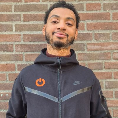 rashawn-aan-de-muur-close